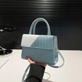 Sac à bandoulière géométrique bleu clair et blanc avec texture crocodile et poignée - Bleu