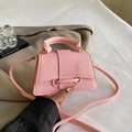 Mini borsa a tracolla rosa in pelle a grana litchi con manico superiore e design a trapezio - Rosa