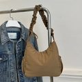 Sac croissant en nylon marron avec bandoulière plissée et cordon de serrage en nœud papillon - Kaki