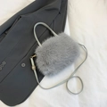 Sac bandoulière en fausse fourrure gris clair avec sangle en similicuir et boucle métal - Gris
