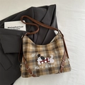 Braune karierte Tweed-Tragetasche mit Hunde-Aufdruck und Silberringen auf Anzug - Braun