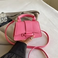 Mini borsa a tracolla rosa acceso con trama litchi, dettagli dorati e manico alto - Rosa Rosso