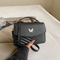 Schwarze Retro-Umhängetasche mit Schmetterling-Metallverzierung und V-Steppung - Schwarz