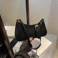 Minimalistische schwarze Mondsichel-Tasche aus Mattleder mit Silberschnalle - Schwarz