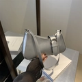 Metallische silberne Halbmond-Schultertasche mit großer Schnalle und Matt-Effekt - Silber