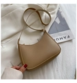 Minimalistische hellbraune Hobo-Tasche mit Lychee-Narbung und goldenem Reißverschluss - Khaki