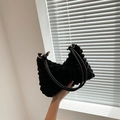 Minimalistische schwarze Schultertasche mit eleganter Popcorn-Struktur für Damen - Bubble-Textur-Stil / Schwarz