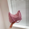 Rosafarbene halbmondförmige Schultertasche mit Faltenoptik und goldenem Reißverschluss - Bubble-Textur-Stil / Rosa
