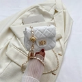 Mini borsa bianca trapuntata a tracolla con catena dorata e fibbia regolabile - Bianco