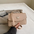 Gesteppte beige Umhängetasche mit Schmetterlingsverschluss und Schultergurt - Khaki