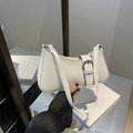 Minimalistische weiße Halbmond-Achseltasche mit silberner Metallschnalle im Industrie-Look - Weiß
