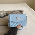 Hellblaue Handtasche aus Kunstleder mit Schmetterlingsverschluss und V-Steppung - Blau