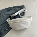 Minimalistische witte geruite heuptas met verstelbare riem en getextureerde afwerking - Wit