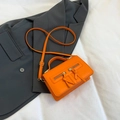 Helle orangefarbene kleine quadratische Handtasche mit Doppelreißverschluss und Riemen - Orange