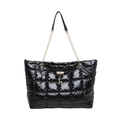 Bolso tote negro brillante acolchado con colgante de ciervo y correa de cadena - Negro