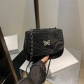 Elegante borsa a tracolla nera squadrata con trama a pieghe e fibbia a farfalla argento - Nero