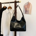 Borsa hobo minimalista in pelle PU nera con ampia tracolla appesa a una gruccia - Finta pelle / Nero