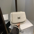 Elegante borsa a tracolla quadrata bianco crema con chiusura a farfalla argentata - Bianco Sporco