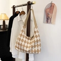 Borsa tote a rombi marrone e beige con tracolla kaki appesa in una stanza accogliente - Motivo a rombi / Cachi