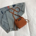 Karamellfarbene Eimertasche aus Nylon mit Kordelzug und Label auf Denim-Stoff - Orange