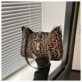 Dettaglio borsa leopardata con fibbia in metallo dorato e catena decorativa - Marrone