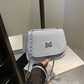 Borsa a tracolla azzurra con trama a pieghe e fibbia metallica a forma di farfalla - Blu