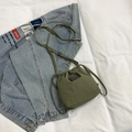 Armeegrüne Nylon-Beuteltasche mit verstellbarem Gurt und Modeetikett für den Alltag - Grün