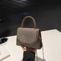 Elegante braune Wildleder-Tasche mit Silber-Strasssteinen und Kette für den Abend - Braun