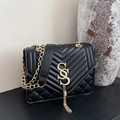 Bolso acolchado negro elegante con logo S dorado, cadena y detalle de borla sofisticado - Negro