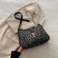 Sac à bandoulière léopard de grande capacité avec chaîne dorée sur blazer beige - Noir