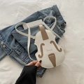 Sac à bandoulière blanc en forme de violon avec bordure brune et clous dorés sur denim - Blanc