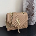 Elegante bolso bandolera acolchado en ecopiel marrón claro con detalle de borla dorada - Caqui