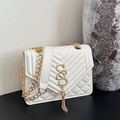 Bolso bandolera acolchado blanco con cadena dorada y detalle de borla metálica - Blanco