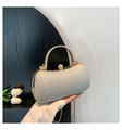 Detailansicht einer silbernen Glitzer-Abendtasche mit goldener Kristallkugel-Schließe - Silber