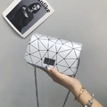 Bolso bandolera blanco con patrón geométrico, correa de cadena y cierre metálico frontal - Plateado