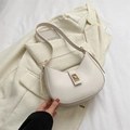 Elegante borsa hobo bianco crema con fibbia dorata e finitura in ecopelle liscia - Bianco