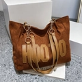 Bolso tote de lana marrón con estampado de letras HOOO y asa de cadena dorada - café