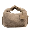 Sac à main en peluche kaki avec poignée en cuir torsadé et chaîne dorée sur fond blanc - Marron