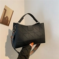 Schwarze Handtasche aus PU-Leder mit Geometriemuster und buntem Blumen-Schultergurt - Schwarz
