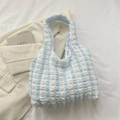 Minimalistische blau-weiß gestreifte Tragetasche mit weicher Blasenstruktur für den Sommer - Blau