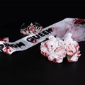 Σετ αποκριάτικης στολής Prom Queen με ματωμένη κορδέλα, στέμμα και λευκά τριαντάφυλλα - Ένα μέγεθος / Στέμμα, Κορδέλα και Μπουκέτο Νύφης Φαντάσματος (HFUJ24970)