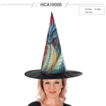 Détail d'un chapeau de sorcière avec imprimé dragon bleu et jaune sur tissu noir - Taille unique / Chapeau de Sorcière Dragon Vert (HCA19006)