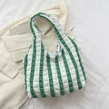 Grün-weiß gestreifte Tote Bag aus Popcorn-Stoff mit strukturierter Raffung und Griff - Grün