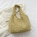 Bolso tote amarillo claro con textura de burbujas combinado con una chaqueta elegante - Amarillo