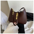 Vintage τσάντα hobo σε βαθύ καφέ ματ δέρμα με χρυσή αλυσίδα και μεταλλικό κούμπωμα - Καφέ