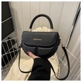 Detalle del bolso de silla media luna negro con logo dorado y base texturizada - Negro