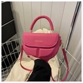 Detalle de bolso bandolera magenta semicircular con texto dorado FASHION & BAGS - Rosa intenso