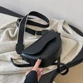 Klassische schwarze Satteltasche mit gestreiftem Textilriemen und Glattleder-Finish - Schwarz