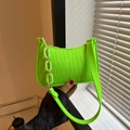 Sac baguette en feutre vert néon avec texture croco et chaîne en acrylique vert - Vert Fluorescent