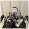 Dettaglio della borsa leopardata con texture morbida e chiusura a girello dorata - Nero